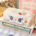 Astuccio di peluche bianco carino con occhi grandi, ciondolo fragola e consistenza morbida - Ricamo Fragola Stella / Bianco Sporco