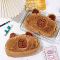 Astuccio in peluche Capibara marrone con dettagli ricamati e morbida consistenza di pelliccia - Astuccio Capibara (Stile Originale)