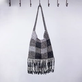 Handgefertigte Perlenhandtasche mit schwarz-silbernem Karomuster und langen Fransenquasten - Zweifarbig