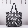 Détail du sac cabas en perles acryliques noires avec un design de maille géométrique - Noir