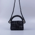 Handgefertigte schwarze Acrylperlen-Handtasche mit Schultergurt und goldenen Details - Schwarz