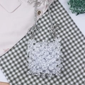 Handgefertigte Umhängetasche aus klarem Acryl mit Eisstein-Textur und Schleifenkette - Transparent