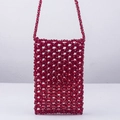Dettaglio mini borsa a tracolla in perle acriliche rosse con struttura intrecciata a mano - Borgogna