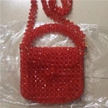 Sac à main artisanal en perles acryliques rouges avec poignée et bandoulière - Rouge