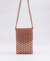 Borsa a tracolla in perle acriliche color ambra fatta a mano con design traforato - Caffè