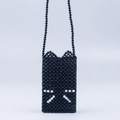Detalle del bolso bandolera de cuentas negras hecho a mano con orejas de gato y perlas - Negro