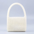 Détail d'un sac à main carré en perles fait main avec poignée supérieure tressée - Blanc