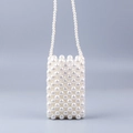 Détail du tissage de perles et de la texture d'un mini sac de téléphone blanc élégant - Blanc