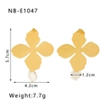Detail van 18k vergulde oorbellen met geborstelde bloembladen en barokparel - Gouden Bloem Parel Stijl (NB-E1047) / 18K goud