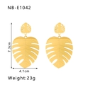 Detailsicht der 18k Gold Monstera Blatt Ohrringe mit Maßen 7,3cm und 4,1cm - 18K Gold / Goldener Monstera Blatt Stil (NB-E1042)