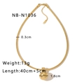 Detailansicht eines vergoldeten Fußball-Anhängers mit Schlangenkette aus Edelstahl im Makro - Gold Fußball Kugel Anhänger Stil (NB-N1036)