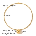 Makroaufnahme des 18k vergoldeten Chokers mit Spiralreif und poliertem 1,8cm Kugelanhänger - Gold Spirale Textur Kugel Anhänger Halsreif (NB-N1038-G)