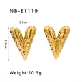 Detail of 18K gold-plated hammered texture heart earrings with size 2.5cm by 3.3cm dimensions - 18K Gold / Gold Hammered Heart Style (NB-E1119)