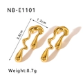 Vue macro détaillée montrant les dimensions et le poids des boucles plaquées or 18 carats - Style Artistique Vague Dorée (NB-E1101)