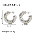 Dettaglio di orecchini a cerchio a C ritorti in argento spessi 3cm di altezza e 0,8cm larghezza - Stile texture ritorta argento (NB-E1141-S) / Oro 18K