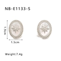 Vue détaillée des boucles d'oreilles ovales avec dimensions de 1,9 cm sur 1,5 cm - Or 18K / Argent (NB-E1133-S)