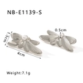 Detalle de los pendientes de mariposa plateados con perla y medidas de 4x1,5 cm - Oro de 18K / Estilo Plateado (NB-E1139-S)