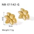 Detail van 18K vergulde hexagram bloemoorbellen met geborstelde textuur en een maat van 3 cm - 18K goud / Gouden Bloemenstijl (NB-E1142-G)