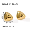 Vue détaillée des boucles d'oreilles triangulaires 3D plaquées or 18 carats de 2,6 cm - Or 18K / Style Doré (NB-E1158-G)