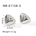 Vue détaillée de boucles d'oreilles triangle 3D de 2,6 cm avec poids et dimensions - Or 18K / Style Argenté (NB-E1158-S)