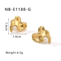 Detalle de pendientes de titanio chapados en oro de 18k con pliegues irregulares y perlas - Oro de 18K / Dorado (NB-E1188-G)