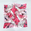 Détail d'un foulard en satin rose avec chaînes dorées et motifs floraux - 60*60cm / Chaîne rose