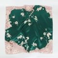 Detail eines Satin-Halstuchs mit Pflaumenblütenmuster auf grünem und rosa Stoff - 1# Empfohlen (Dunkelgrün & Rosa Pflaume)