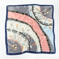 Détail à plat d'un foulard en satin de 90 cm avec fleurs et bordure bleu foncé - Marine Rose Gris Mix