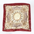 Détail d'un foulard en satin bordeaux et beige avec motifs de chaînes dorées rétro - Rouge vin