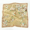Dettaglio del foulard quadrato in raso oro champagne con motivi floreali di magnolia bianca - Oro Champagne con Fiori Bianchi