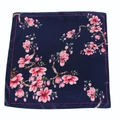 Dettaglio dell'elegante foulard quadrato in seta blu scuro con motivo floreale - Blu Profondo con Fiori Rosa