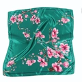 Dettaglio del foulard in seta verde smeraldo con stampa floreale di magnolia rosa fine - Verde Smeraldo con Fiori Rosa