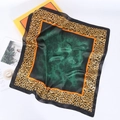 Dettaglio di un foulard in seta con fiori, bordo leopardato e confezione regalo arancione - Verde Scuro Floreale Leopardo (70-4)