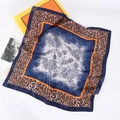 Foulard quadrato in seta da 70 cm con mix di stampa leopardata e motivi floreali - Blu Sfumato Leopardo (70-1)