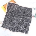 Foulard quadrato in seta con stampa leopardata bianca e nera e bordo rosa su bianco - Bordo Grigio