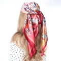 Carré de soie bohème en satin avec motifs floraux rouges et jaunes porté en foulard - Rouge Blanc