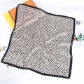 Foulard quadrato in raso con stampa leopardata e bordi neri su sfondo di lusso - Bianco e Nero