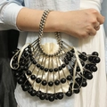 Pochette da sera a ventaglio con perline nere e manico in metallo dorato - Perlina Nera con Tubo d'Argento
