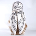Carré de soie de 90cm avec motif de corde géométrique porté en foulard de tête - Beige
