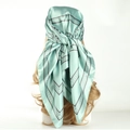 Carré en satin vert menthe avec motifs de chaînes géométriques sur une perruque - Vert