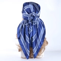 Carré en soie bleu marine à imprimé chaînes géométriques porté en foulard de tête - Bleu Foncé