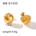 Detailansicht der 16mm goldenen Halbkugel-Ohrstecker mit Gewichtsangabe von 4.8g - 18K Gold / Goldener halbkugelförmiger Stil (NB-E1335)