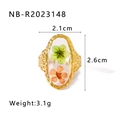 Dettaglio dell'anello ovale in acciaio inossidabile dorato con veri fiori essiccati - Aperto Regolabile / Stile Fiore Bicolore Trasparente Ovale (NB-R2023148)