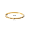 Dettaglio di un bracciale dorato in acciaio inossidabile da 6cm con zirconi rettangolari - Bianco Trasparente (NB-B6184-WT)