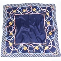 Detailaufnahme eines 90cm Satin-Halstuchs mit eleganten Ketten- und Handtaschenmustern - 90*90cm / Marineblau