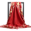 Detail eines roten Satin-Halstuchs mit goldenem Kettenprint am schwarzen Metallständer - 90*90cm / Echtes Rot