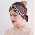 Fascia per capelli in raso di seta con stampa leopardata e rossa indossata dalla modella - Giunzione Leopardata Rosso Scuro (Stile Modello)
