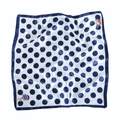 Seidenschal mit blauem Punktemuster, Schmetterling- und Blumenprint-Detail - Marineblaue Punkte