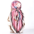 Carré de soie satiné rose 90cm à motif cachemire fleuri porté comme foulard vintage - Fleur Rose