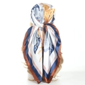 Foulard vintage en satin 90cm à motif cachemire orange et bleu noué sur un mannequin - Floral Marron